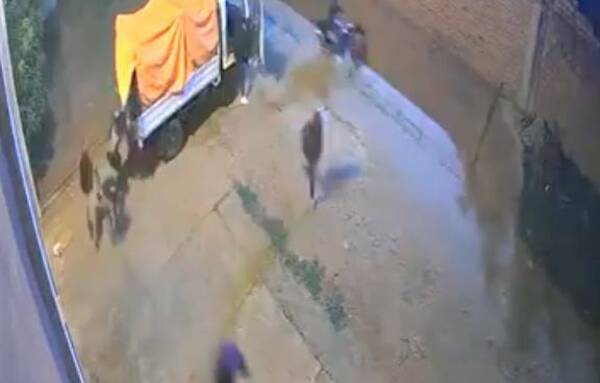 [VIDEO] La banda “sobolú”: Fueron para robar y terminaron “regalando” su camioncito
