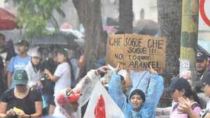 Video: Bajo la lluvia, estudiantes se manifiestan contra Hambre Cero en zona del Congreso