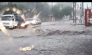 (VIDEO)Terribles raudales en Lambaré paralizan el tránsito