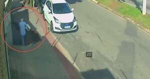 Diario HOY | VIDEO| Peatón termina ‘tragado’ por un socavón que se abre en plena vereda