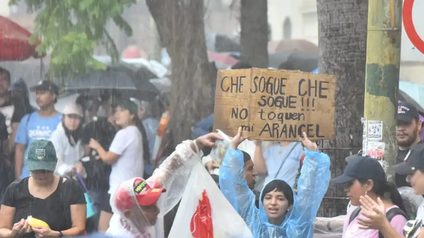 Bajo la lluvia, estudiantes se manifiestan contra Hambre Cero en zona del Congreso - Noticiero Paraguay