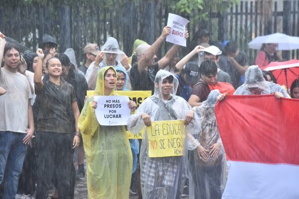 Bajo la lluvia, estudiantes se manifiestan contra Hambre Cero en zona del Congreso