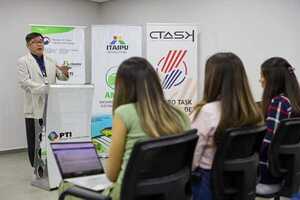 Jóvenes que irán a Corea para especializarse en movilidad eléctrica iniciaron curso de inducción - La Clave