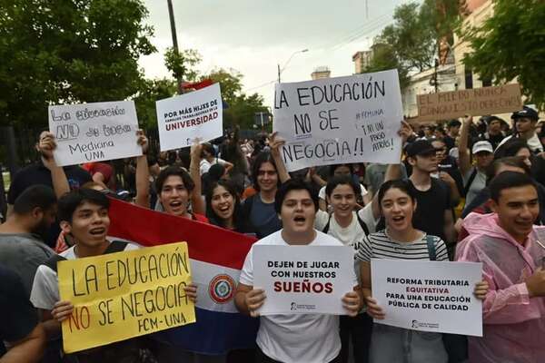 Universitarios y secundarios se movilizan contra proyecto “Hambre cero” - Nacionales - ABC Color