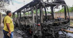 Diario HOY | Colectivo ardió en llamas en inmediaciones del Jardín Botánico