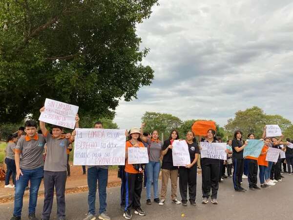 Luque: estudiantes cierran media calzada y se trasladan frente al Congreso contra el Proyecto de ley Hambre Cero - Nacionales - ABC Color