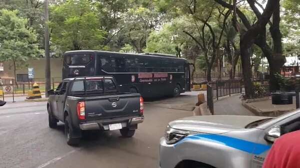 “Purgatio”: expulsan a miembros del PCC bajo fuerte despliegue de seguridad - ABC en el Este - ABC Color