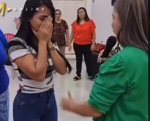 (VIDEO) Influencer que pateó a sus hijas se mostró “arrepentida” en una iglesia