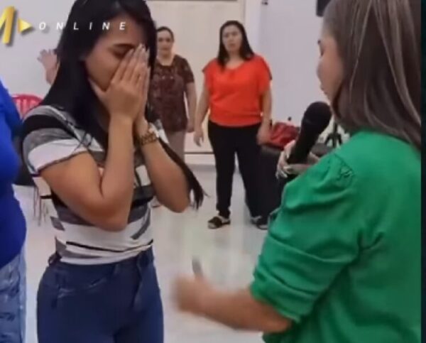 (VIDEO) Influencer que pateó a sus hijas se mostró “arrepentida” en una iglesia