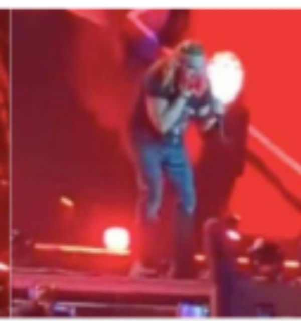 (VIDEO)¡Cantante de Maná olió una tanga en pleno concierto!