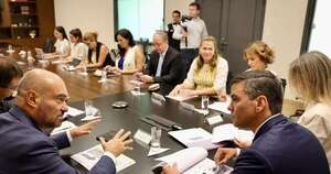La Nación / Entregaron a Peña estudio de factibilidad para nuevo Hospital Nacional