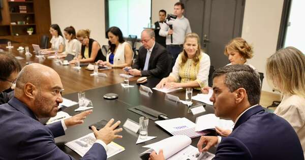 La Nación / Entregaron a Peña estudio de factibilidad para nuevo Hospital Nacional