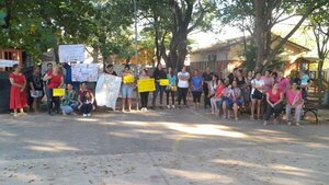Padres se declaran en vigilia y exigen reparación de aula con riesgo de derrumbe - ADN Digital