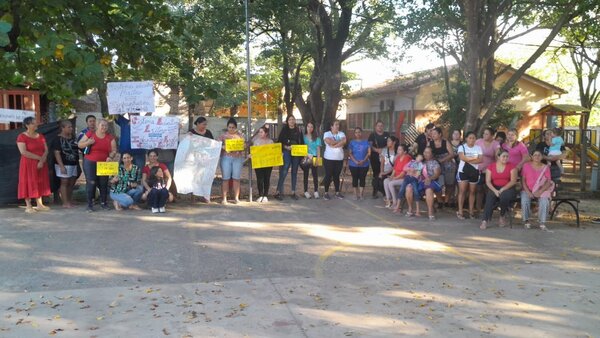 Padres se declaran en vigilia y exigen reparación de aula con riesgo de derrumbe - ADN Digital