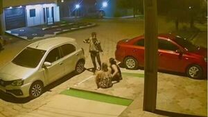 Motochorros asaltan a dos mujeres en la vereda de su casa
