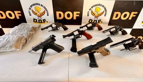 Mujer es detenida con drogas y 7 armas de diferentes calibres adheridas a su cuerpo en Ponta Porã