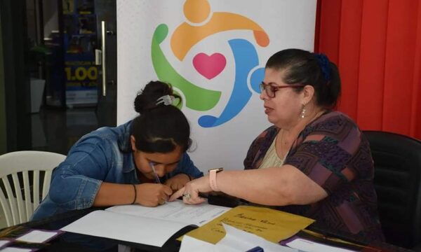 Entregan tarjetas a beneficiarios de tercera edad en Santa Rita