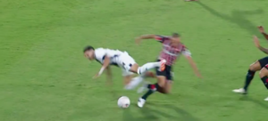 Versus / Ramón Sosa sale lesionado tras dura entrada de Rafinha al minuto de juego