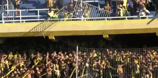 [VIDEO] ¡Sarambí! Hinchas de ashá tiraron hasta vallas a los uruguayos