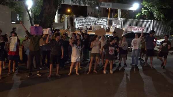 Hambre cero: estudiantes de la UNA permanecen en vigilia - Nacionales - ABC Color
