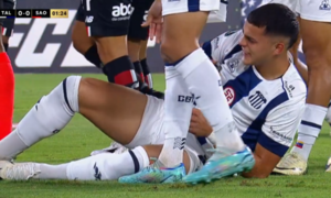 Ramón Sosa sale lesionado tras dura entrada de Rafinha al minuto de juego