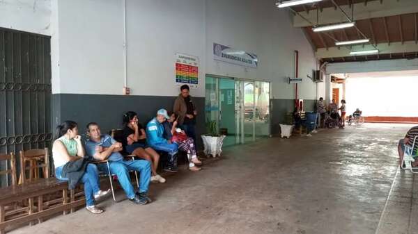 Debido a la falta de camas en el Hospital de Clínicas, pacientes prueban suerte en otros hospitales - Nacionales - ABC Color