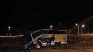 Cinco fallecidos y varios heridos deja brutal choque de bus en rotonda de la Transchaco