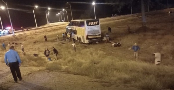 Fatal choque en Transchaco: Bus se estrella en la rotonda; hay 2 muertos y varios heridos - ADN Digital