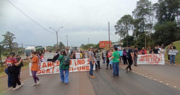 Estudiantes de la UNE se manifestaron, pero no hubo rechazo al proyecto “Hambre Cero” - La Clave