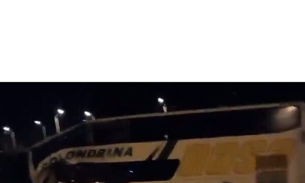 Bus protagonizó grave accidente en una rotonda