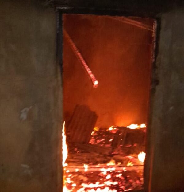 Machetean a hombre e incendian vivienda