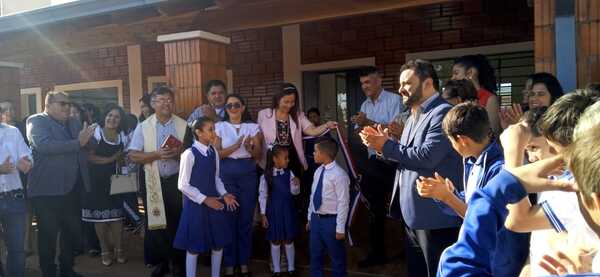 Municipalidad inaugura pabellón con tres nuevas salas en escuela y colegio Rebeca Fortunata Alen - Radio Imperio 106.7 FM