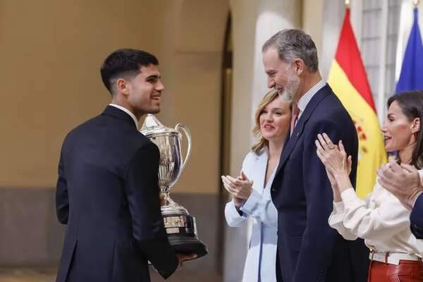 El rey Felipe VI entregó el premio Mejor Deportista Español al tenista Carlos Alcaraz - Gente - ABC Color
