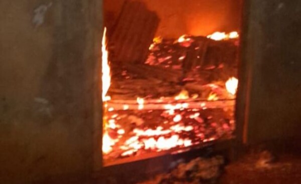 Hieren a hombre con machete y luego incendian su vivienda