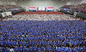 Gobierno entrega certificados de adjudicación de becas a 4.583 jóvenes sobresalientes