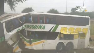 Mortal choque de un bus sobre la Transchaco - SNT