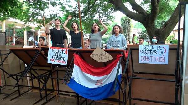 Hambre cero: continúan paro en facultades de la UNA y sentatas en colegios públicos - Nacionales - ABC Color