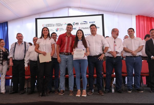 Jefe de Estado reconoce a jóvenes que serán capacitados en Corea del Sur