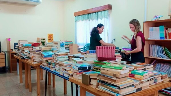 En Bella Vista, educadora dona libros a la biblioteca municipal