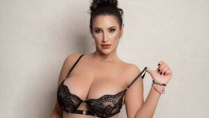 Luana Chamorro se muestra en foto candente, ¿señal de que está soltera?