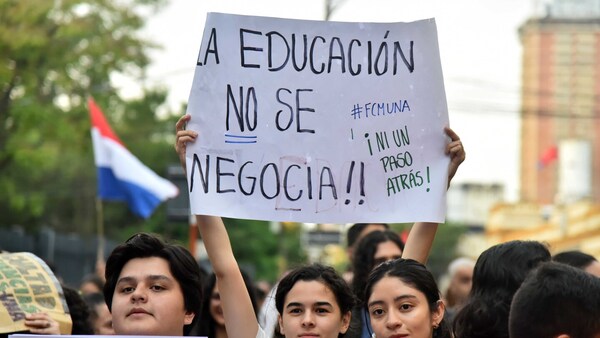 Estudiantes agudizan protestas contra Hambre Cero y toman el Rectorado de la UNA