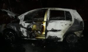 Falla eléctrica ocasiona incendio de rodado