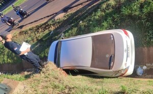 Perdió el control de su automóvil y terminó cayendo en la cuneta