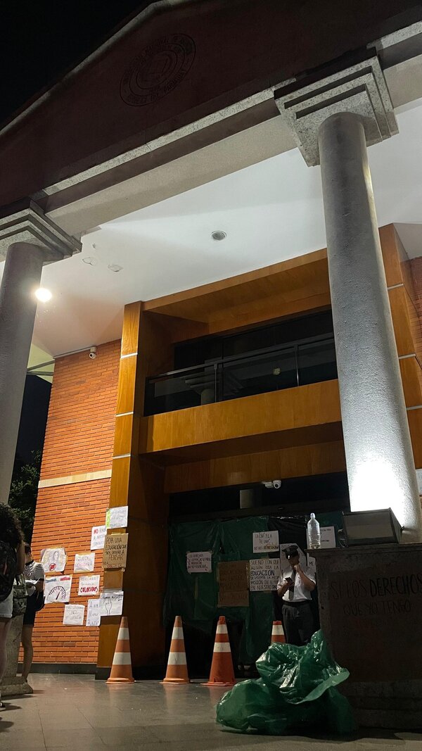 Estudiantes tomaron Rectorado de la UNA y exigen derogación de Hambre Cero - Megacadena - Diario Digital