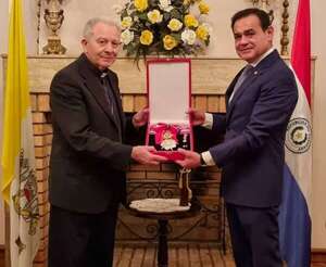 Gobierno condecora al nuncio apostólico por término de misión - Nacionales - ABC Color