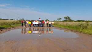 Protesta: más de una década reclamando caminos de todo tiempo en Yabebyry - Nacionales - ABC Color