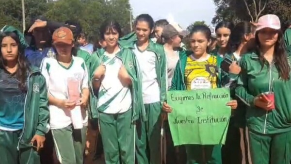 Alumnos cierran ruta y se encadenan en reclamo de construcción de aulas