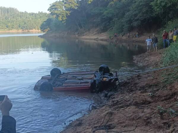 Sacaron el primer vehículo usado por la banda que se llevó el cajero de Yatytay