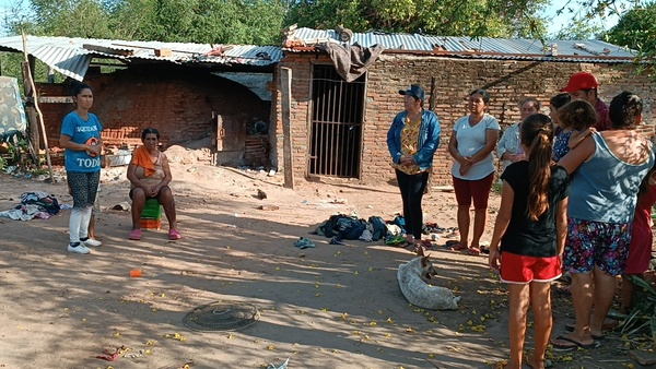 Familia desamparada busca solidaridad tras su expulsión de la casa