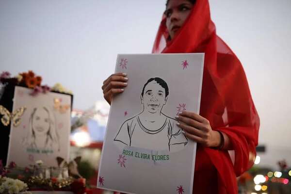 Piden justicia para víctimas de feminicidios en El Salvador con “procesión queer” - Mundo - ABC Color